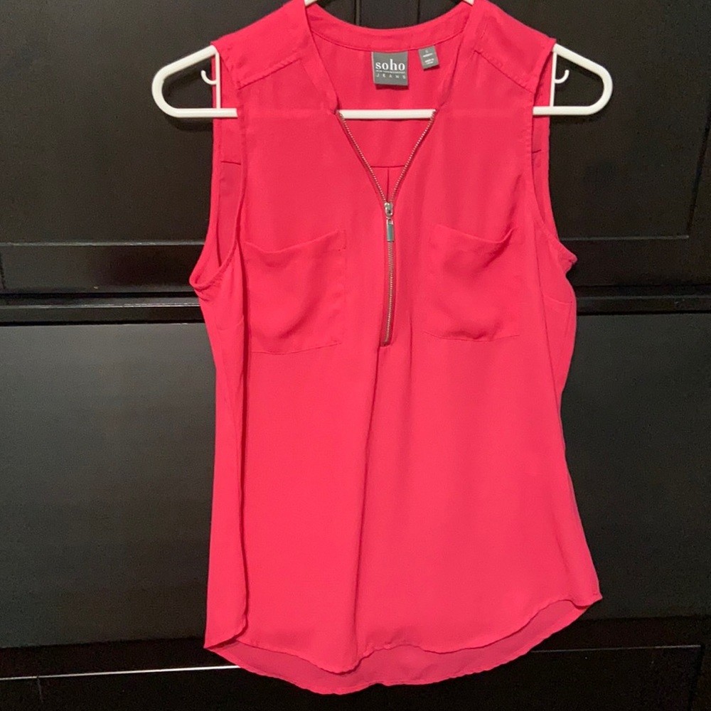Sleeveless pink top with front zipper and pockets
